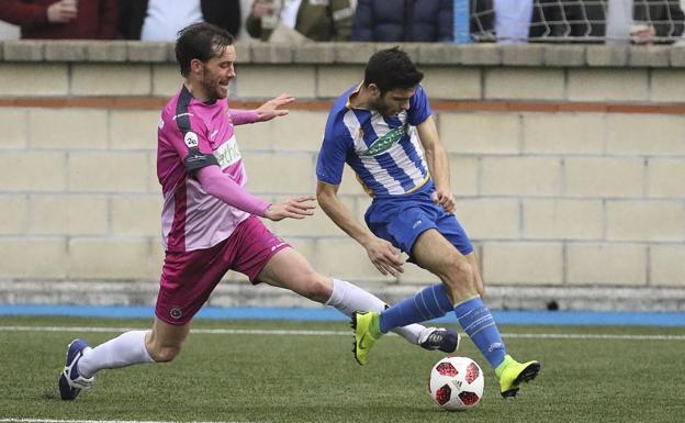 Rubén Palazuelos intenta retener a un rival durante el partido ante la Cultural de Durango.