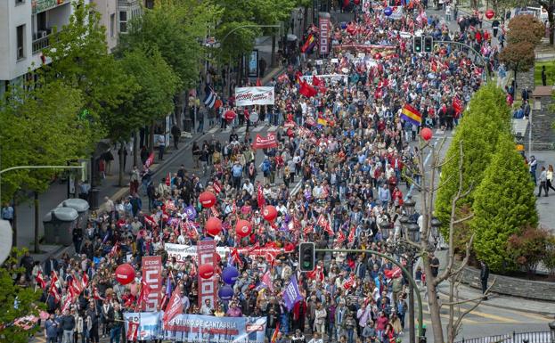 La pancarta que ha encabezado la manifestación de CC OO y UGT en la capital cántabra.