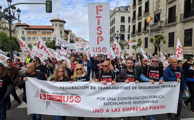 Pancarta de los trabajadores de seguridad privada en la manifestación de USO en Santander.