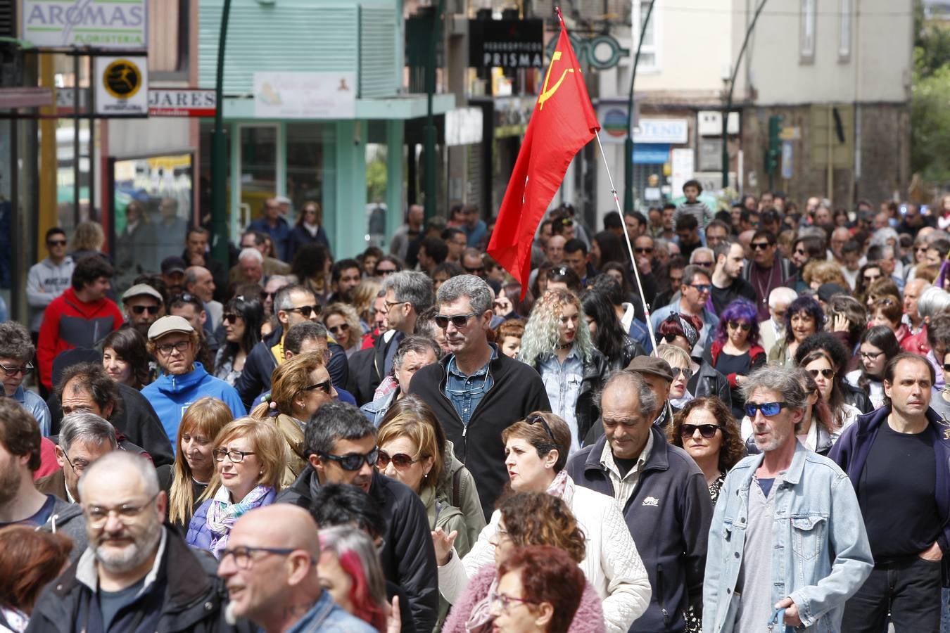 Unas 1.500 personas, según fuentes de la Policía Local, han participado hoy por las calles de Torrelavega en la manifestación del 1 de Mayo convocada por la Intersindical Cántabra (SUC, STEC, SCAT, SF), y que este año ha estado presidida por el lema «En derechos laborales, ni un paso atrás».