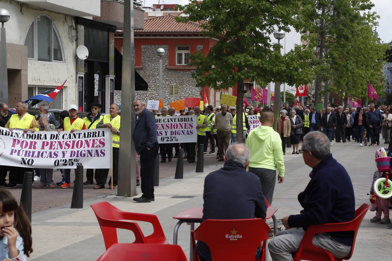 Unas 1.500 personas, según fuentes de la Policía Local, han participado hoy por las calles de Torrelavega en la manifestación del 1 de Mayo convocada por la Intersindical Cántabra (SUC, STEC, SCAT, SF), y que este año ha estado presidida por el lema «En derechos laborales, ni un paso atrás».