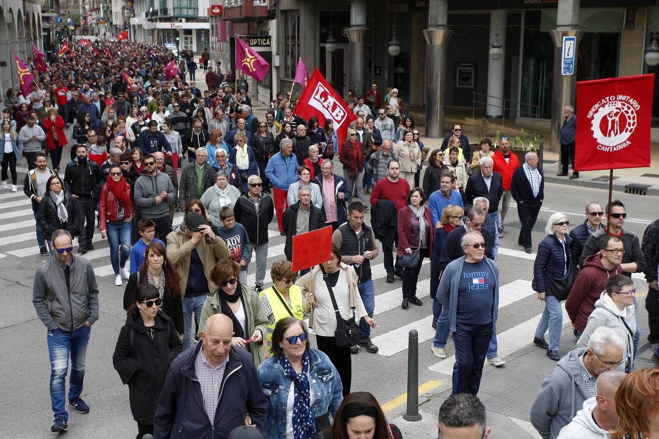 Unas 1.500 personas, según fuentes de la Policía Local, han participado hoy por las calles de Torrelavega en la manifestación del 1 de Mayo convocada por la Intersindical Cántabra (SUC, STEC, SCAT, SF), y que este año ha estado presidida por el lema «En derechos laborales, ni un paso atrás».