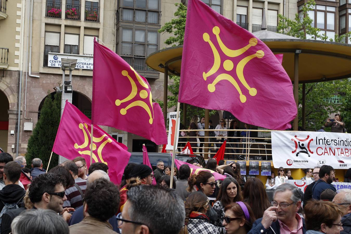 Unas 1.500 personas, según fuentes de la Policía Local, han participado hoy por las calles de Torrelavega en la manifestación del 1 de Mayo convocada por la Intersindical Cántabra (SUC, STEC, SCAT, SF), y que este año ha estado presidida por el lema «En derechos laborales, ni un paso atrás».