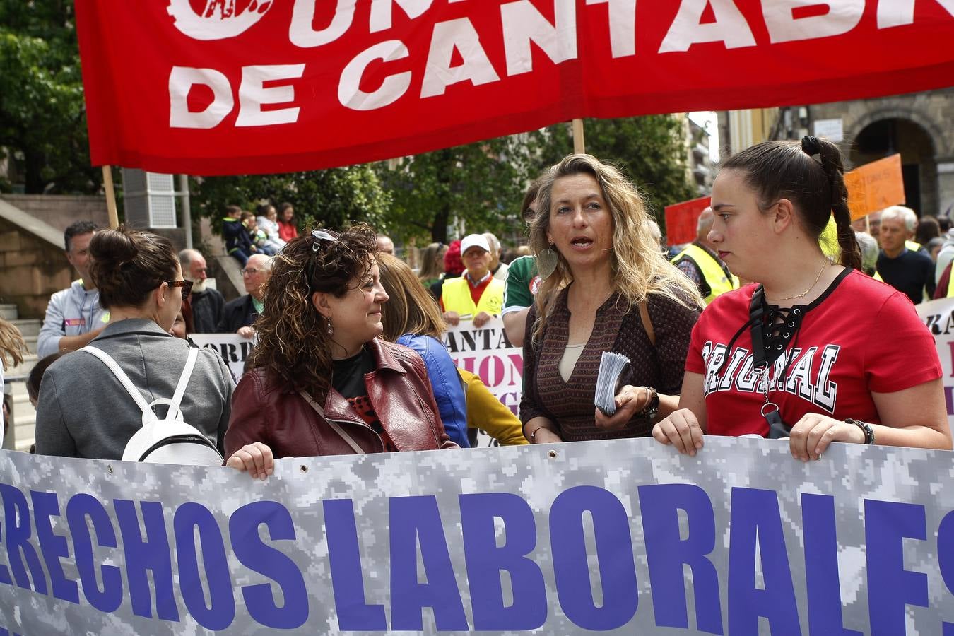 Unas 1.500 personas, según fuentes de la Policía Local, han participado hoy por las calles de Torrelavega en la manifestación del 1 de Mayo convocada por la Intersindical Cántabra (SUC, STEC, SCAT, SF), y que este año ha estado presidida por el lema «En derechos laborales, ni un paso atrás».