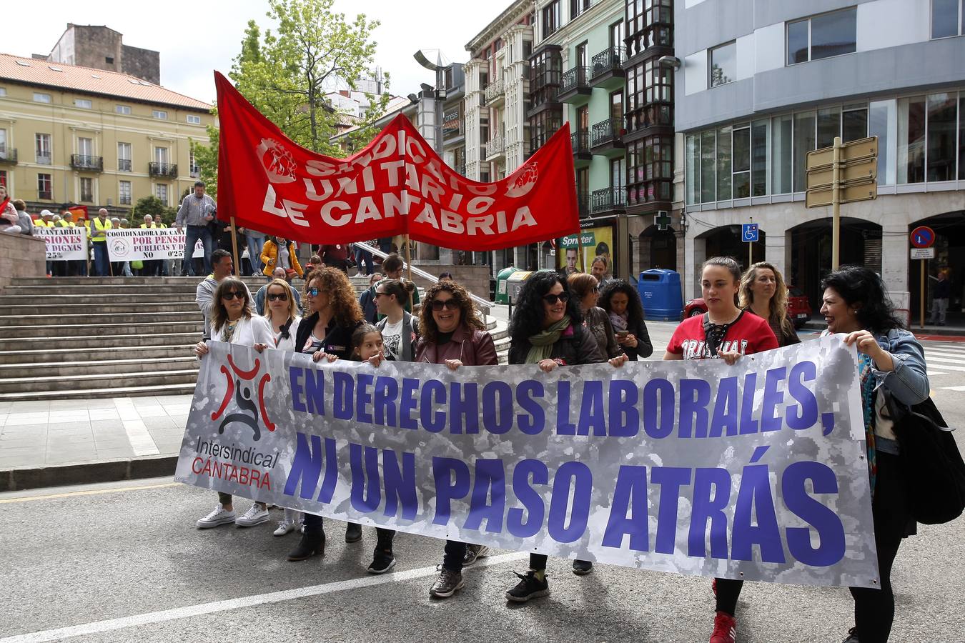 Unas 1.500 personas, según fuentes de la Policía Local, han participado hoy por las calles de Torrelavega en la manifestación del 1 de Mayo convocada por la Intersindical Cántabra (SUC, STEC, SCAT, SF), y que este año ha estado presidida por el lema «En derechos laborales, ni un paso atrás».