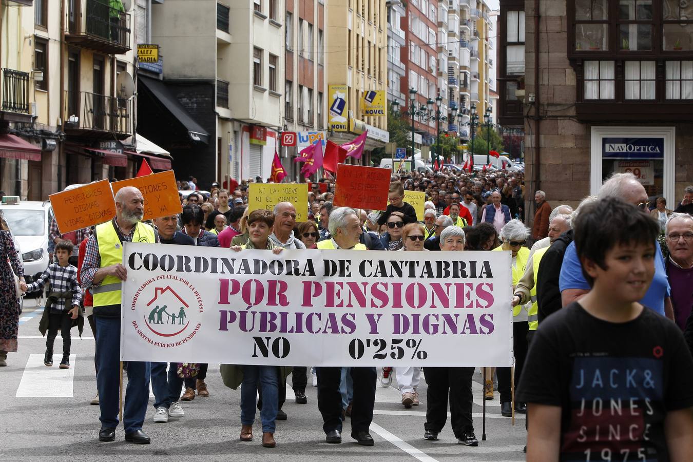 Unas 1.500 personas, según fuentes de la Policía Local, han participado hoy por las calles de Torrelavega en la manifestación del 1 de Mayo convocada por la Intersindical Cántabra (SUC, STEC, SCAT, SF), y que este año ha estado presidida por el lema «En derechos laborales, ni un paso atrás».