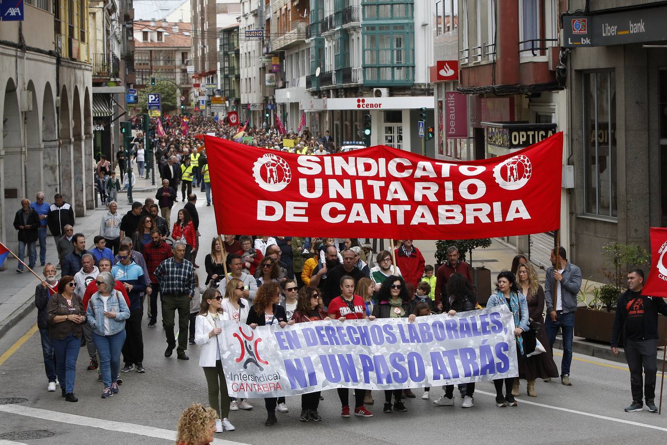 Unas 1.500 personas, según fuentes de la Policía Local, han participado hoy por las calles de Torrelavega en la manifestación del 1 de Mayo convocada por la Intersindical Cántabra (SUC, STEC, SCAT, SF), y que este año ha estado presidida por el lema «En derechos laborales, ni un paso atrás».