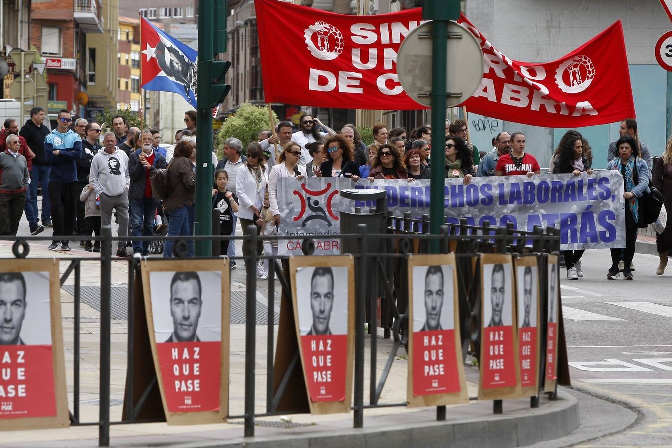 Unas 1.500 personas, según fuentes de la Policía Local, han participado hoy por las calles de Torrelavega en la manifestación del 1 de Mayo convocada por la Intersindical Cántabra (SUC, STEC, SCAT, SF), y que este año ha estado presidida por el lema «En derechos laborales, ni un paso atrás».