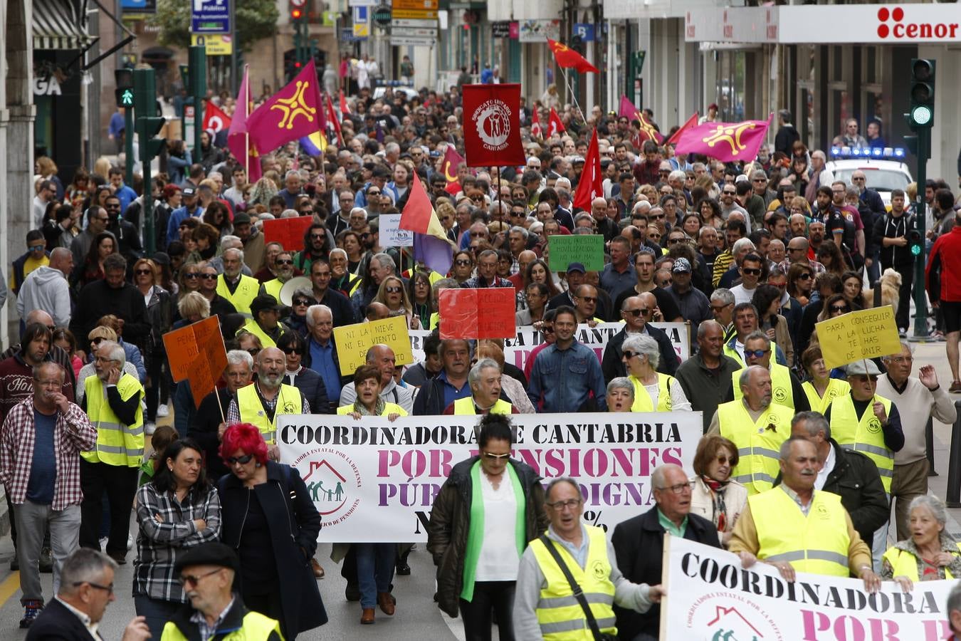 Unas 1.500 personas, según fuentes de la Policía Local, han participado hoy por las calles de Torrelavega en la manifestación del 1 de Mayo convocada por la Intersindical Cántabra (SUC, STEC, SCAT, SF), y que este año ha estado presidida por el lema «En derechos laborales, ni un paso atrás».