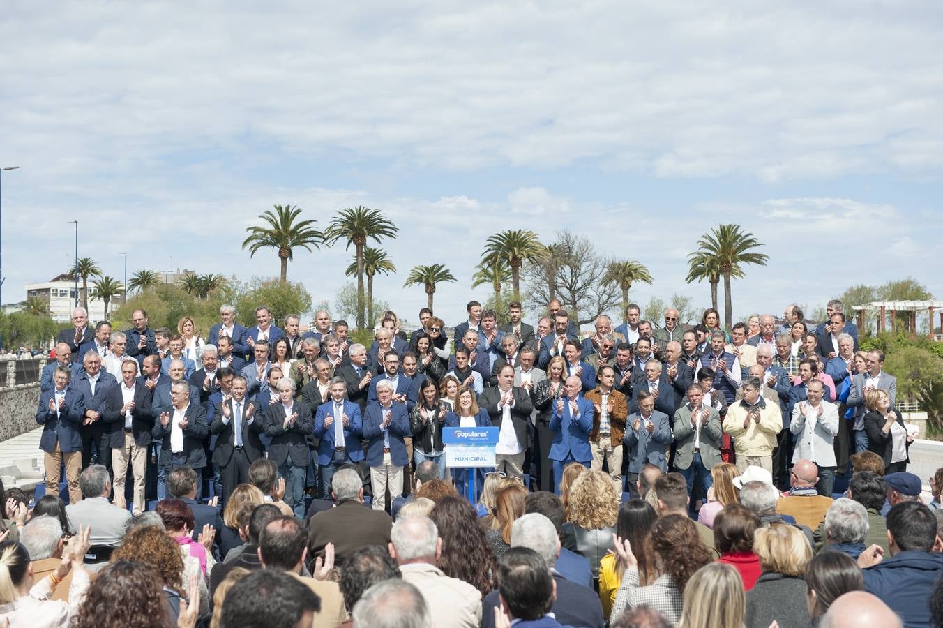 María José Sáenz de Buruaha ha dirigido la presentación de los candidatos populares a las alcaldías de todos municipios de Cantabria que ha tenido lugar este miércoles, 1 de mayo, en la terraza de la primera playa del Sardinero en Santander