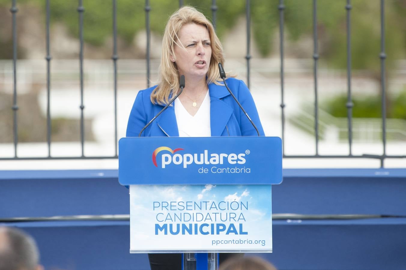 María José Sáenz de Buruaha ha dirigido la presentación de los candidatos populares a las alcaldías de todos municipios de Cantabria que ha tenido lugar este miércoles, 1 de mayo, en la terraza de la primera playa del Sardinero en Santander