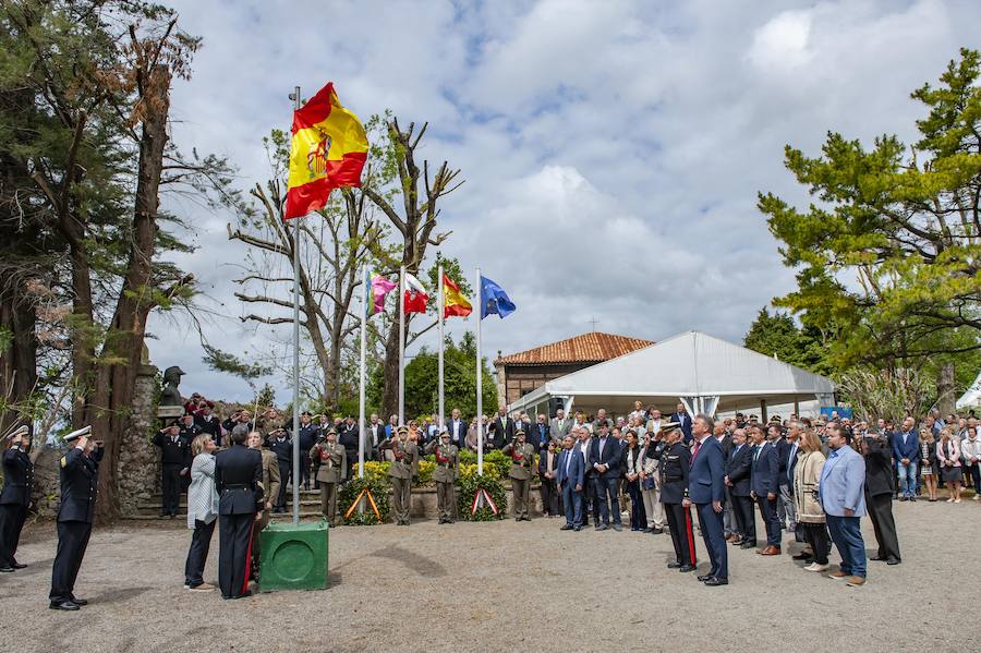 El presidente de Cantabria, Miguel Ángel Revilla; la consejera de Presidencia y Justicia, Paula Fernández y Ester Bolado alcaldesa de Camargo, participan en los actos conmemorativos del 2 de mayo en homenaje a Pedro Velarde en el Museo Etnográfico de Cantabria, en Camargo. 