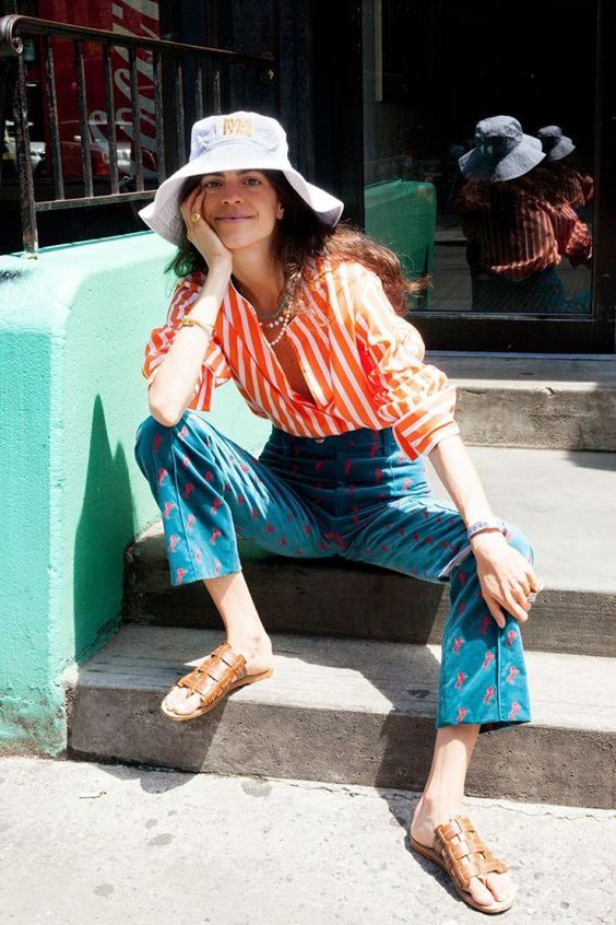 'Bucket hat'. La tendencia inesperada del año a la que todas las fashionistas ya se han apuntado. No estamos seguras de si el gorro de pescador nos encanta u horripila, pero si hay una cosa clara es que no entiende de límites en cuanto a tejido, color o tamaño se refiere.