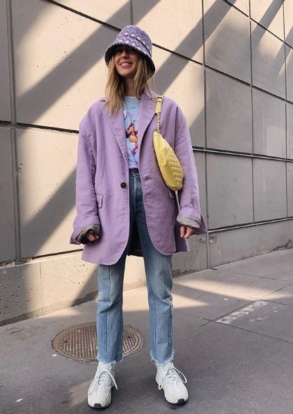 'Bucket hat'. La tendencia inesperada del año a la que todas las fashionistas ya se han apuntado. No estamos seguras de si el gorro de pescador nos encanta u horripila, pero si hay una cosa clara es que no entiende de límites en cuanto a tejido, color o tamaño se refiere.