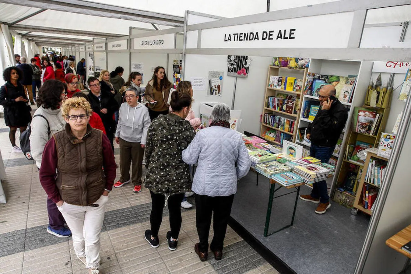 Fotos: La Feria del Libro de Torrelavega