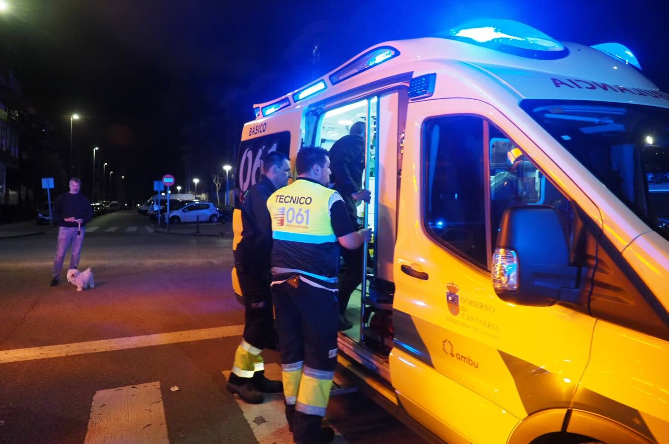 Los vecinos de un edificio de la calle Fuente del Fresno de Santander desalojaron en plena noche sus casas por la densa humareda procedente del incendio de un coche en el garaje comunitario.