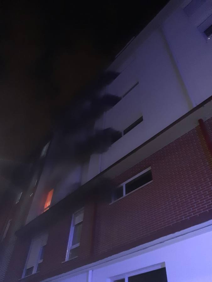 Los vecinos de un edificio de la calle Fuente del Fresno de Santander desalojaron en plena noche sus casas por la densa humareda procedente del incendio de un coche en el garaje comunitario.