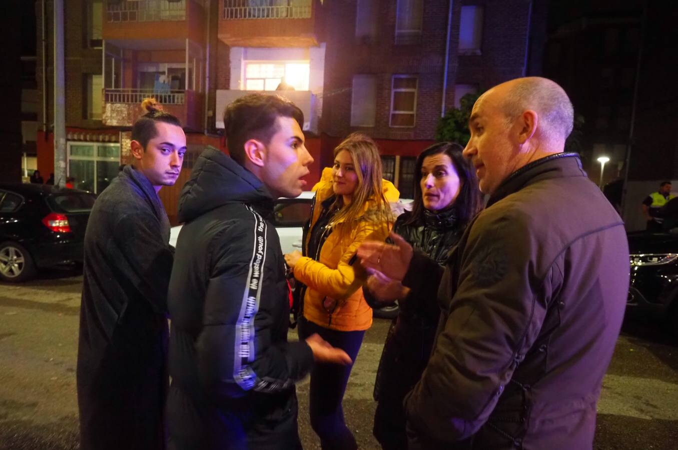 Los vecinos de un edificio de la calle Fuente del Fresno de Santander desalojaron en plena noche sus casas por la densa humareda procedente del incendio de un coche en el garaje comunitario.