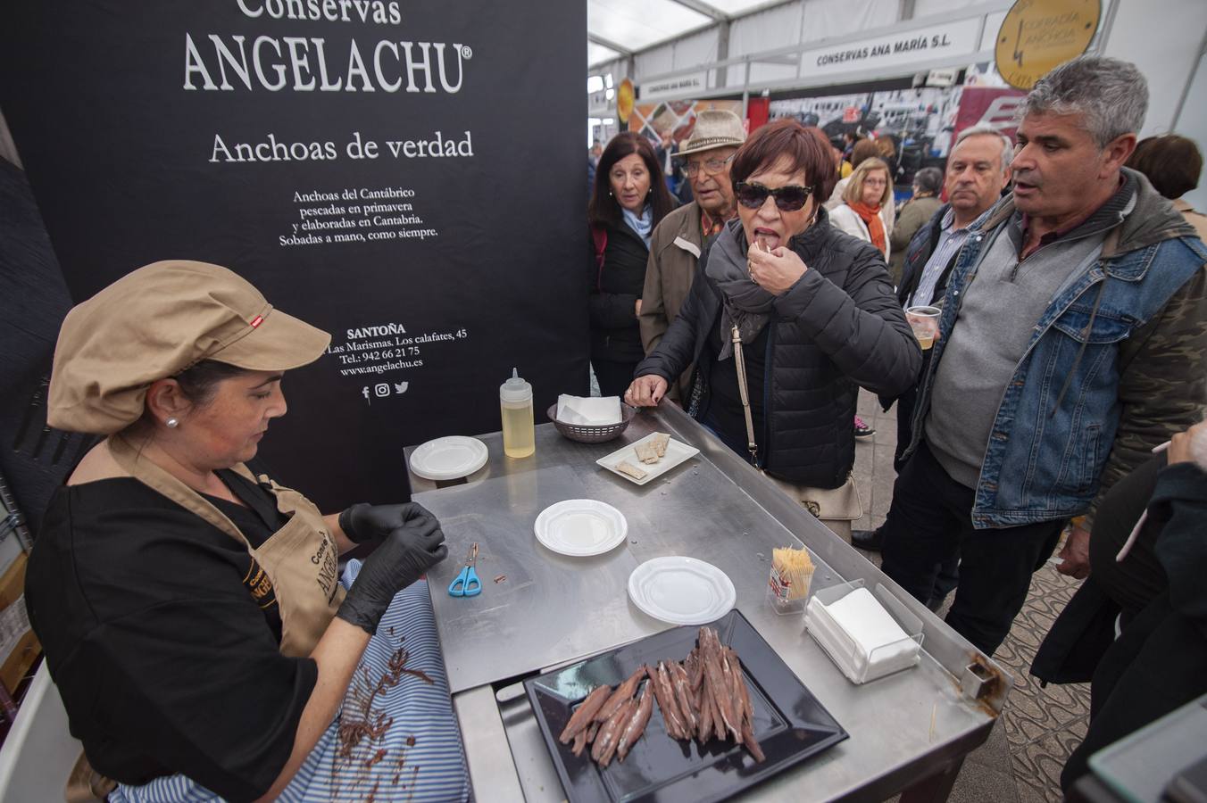 Los visitantes pueden probar en la carpa diferentes marcas de anchoas