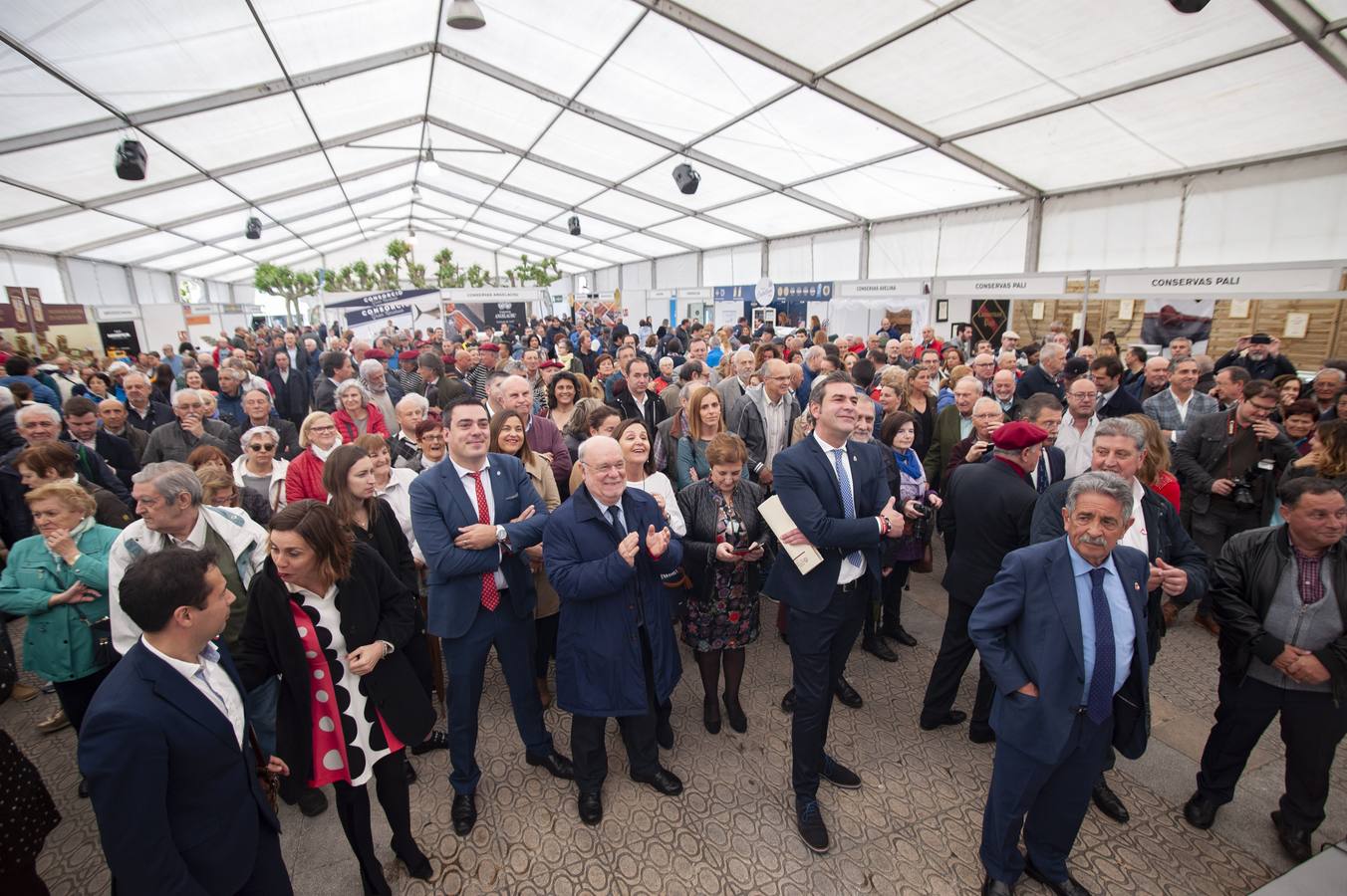 Una gran carpa acoge la feria, que se ha inaugurado hoy con una amplia representación institucional