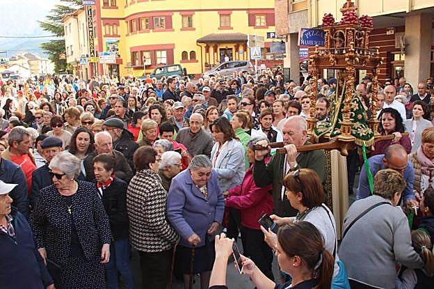 Cientos de personas se sumaron a la procesión a su paso por las calles de Potes. 