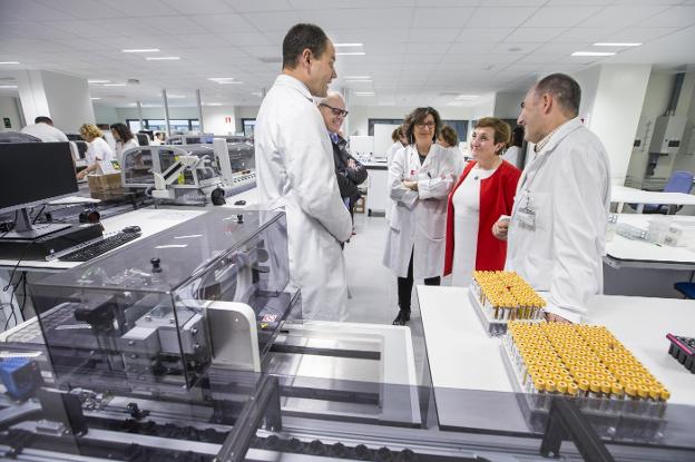 La consejera, durante su visita ayer a los laboratorios de Valdecilla, junto al jefe de Hematología, Enrique Ocio (izda), la subdirectora médica María Pía Roiz y el jefe de Análisis Clínicos, José Carlos Garrido.