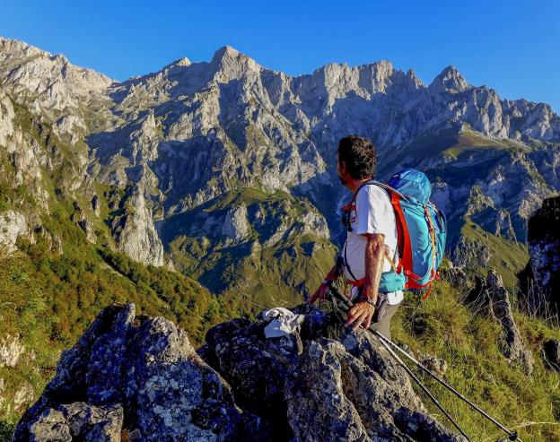 Un excursionista admira los picos adyacentes que se contemplan desde Los Cabezos.