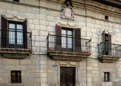 Imagen secundaria 1 - Vista aérea del casco histórico de Arceniega. Torre de Ayala. Palacio de Aranguren.