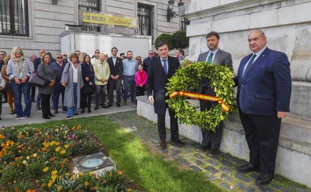 Guillermo Pérez-Cosío, Cristóbal Palacio y Emilio del Valle, con la corona de flores.