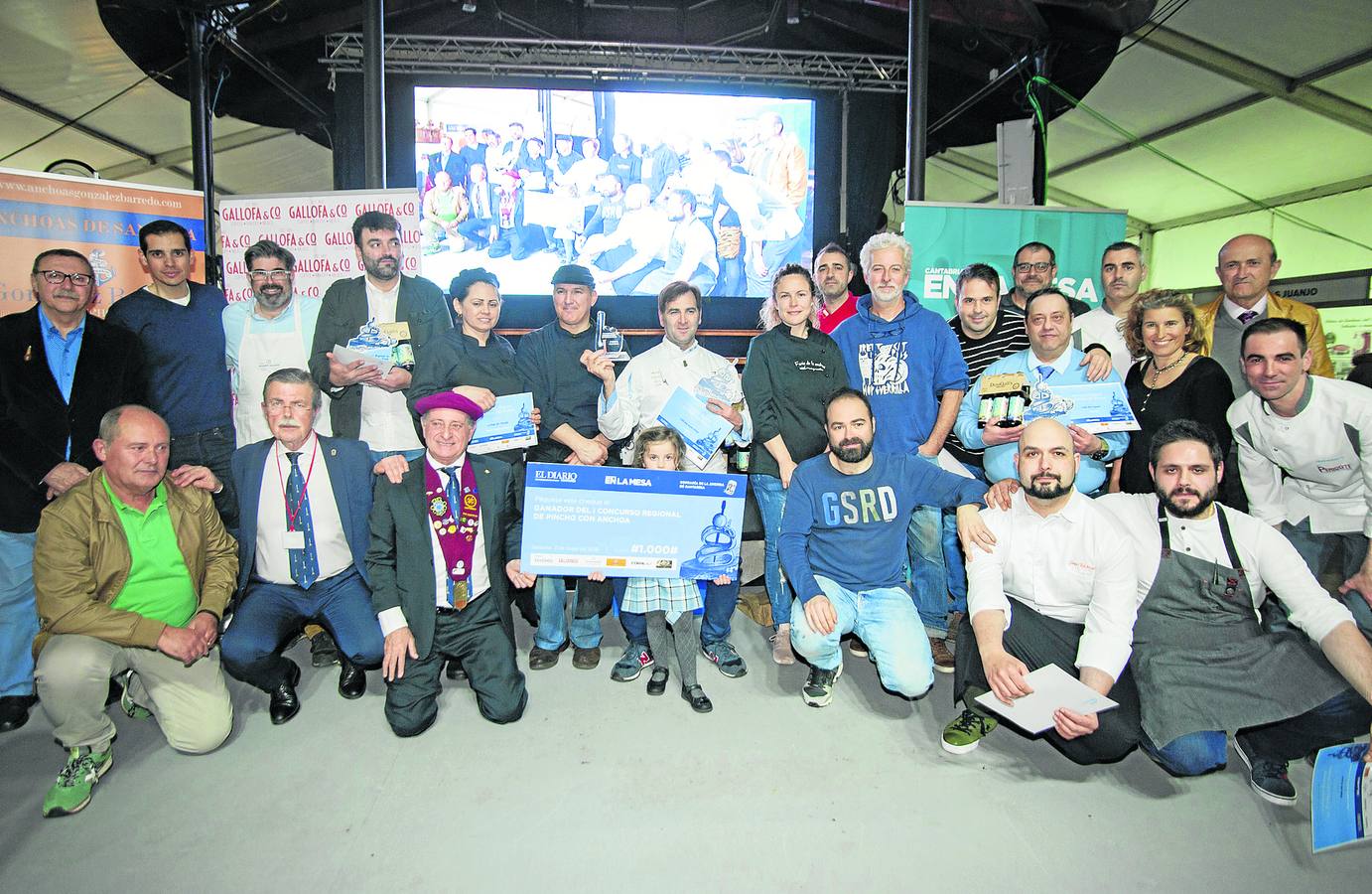 Concursantes, patrocinadores, miembros del jurado y organizadores posan en una foto de familia tras la entrega de los premios y diplomas. 