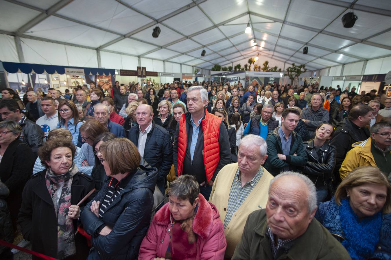 Muchas personas se dieron cita en la Plaza de San Antonio de Santoña, para seguir la final.