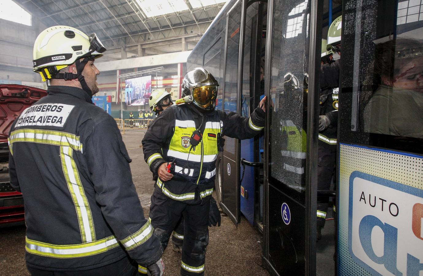 Momento en el que los bomberos consiguen desbloquear la puerta del autobús.