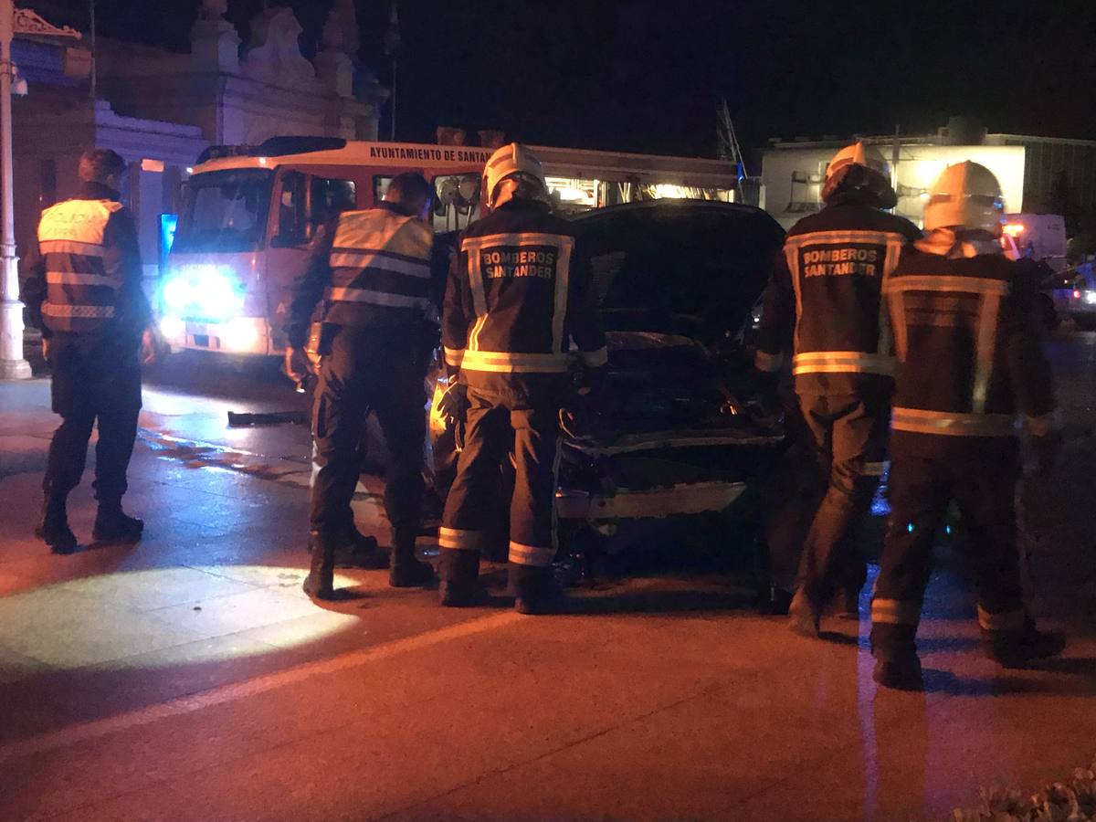 Un conductor ha tenido que ser excarcelado por los bomberos después de sufrir un accidente en Santander, junto al Palacete del Embarcadero, donde volcó después de chocar contra la rotonda