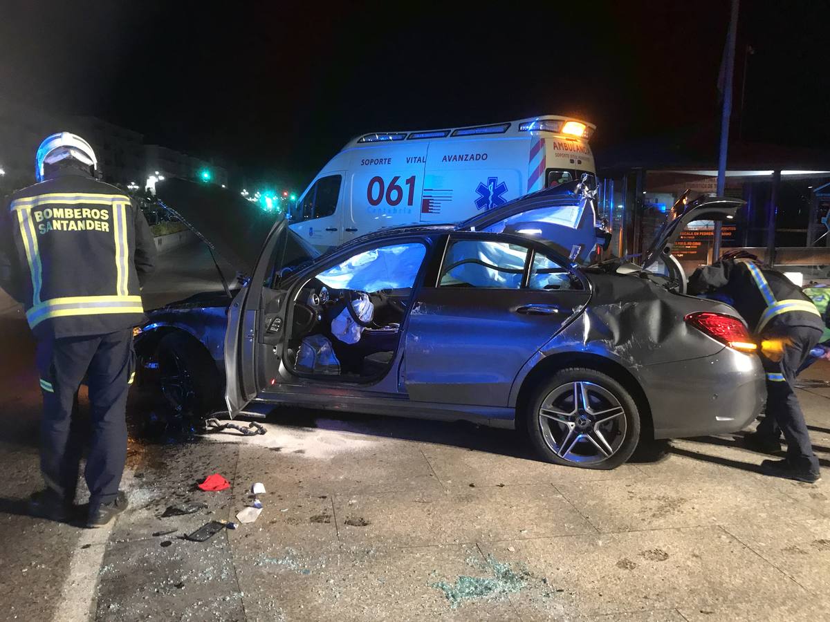 Un conductor ha tenido que ser excarcelado por los bomberos después de sufrir un accidente en Santander, junto al Palacete del Embarcadero, donde volcó después de chocar contra la rotonda