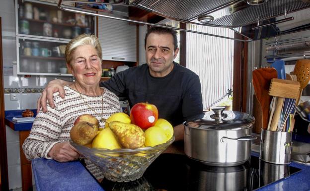 María Luz y su hijo Nacho Basurto, en la cocina de su casa en Requejada. 