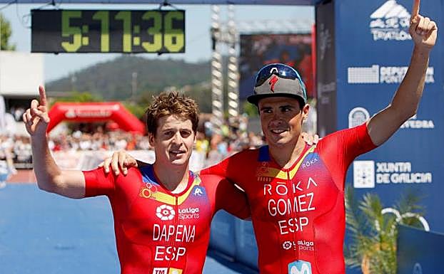 Javi Gómez Noya (d), campeón del mundo de triatlón de larga distancia junto a Pablo Dapena, subcampeón del mundo (i).