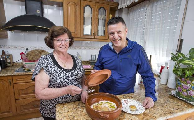 Rosario, junto a su hijo Kike, en su cocina de Mogro.