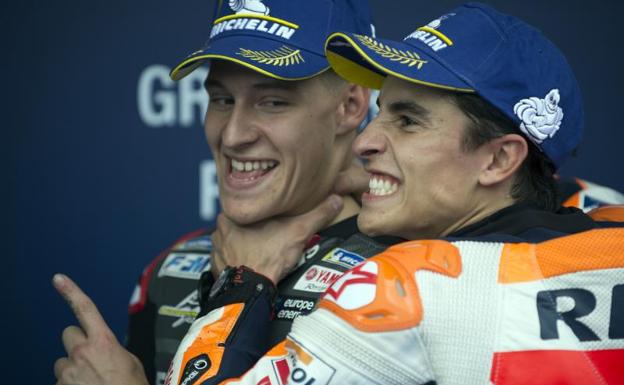 Marc Márquez bromea con Fabio Quartararo tras la 'pole' del francés. 