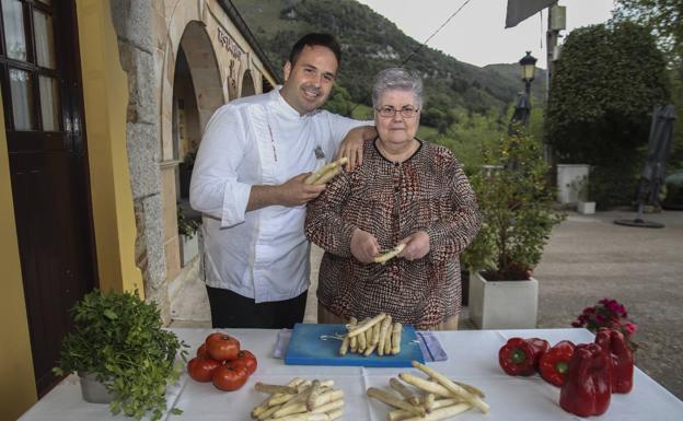 Ignacio y Begoña pelando espárragos en el exterior del restaurante Solana. 