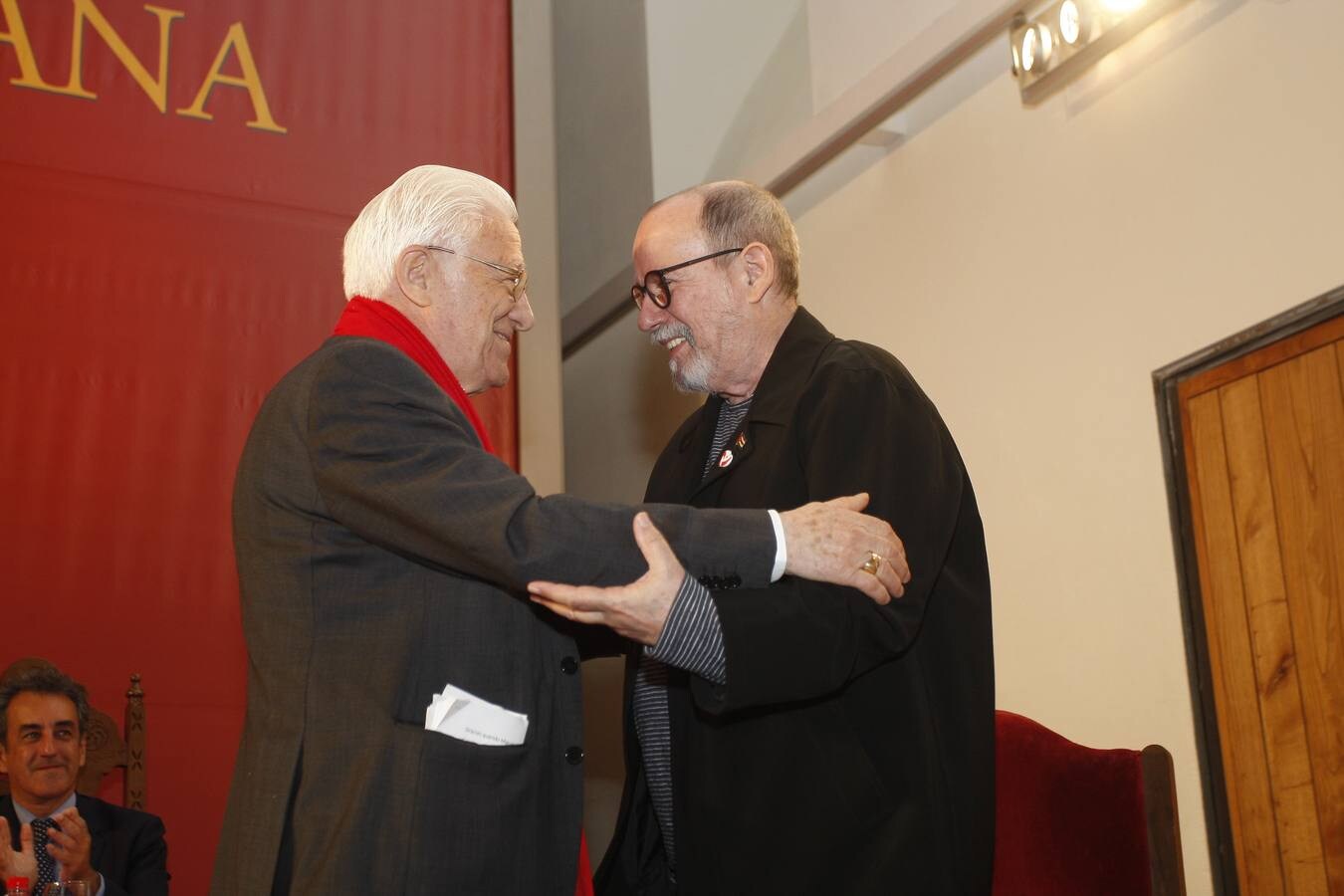 El cantautor cubano Silvio Rodríguez y el Padre Ángel han recibido la distinticón en Liebana de manos de Miguel Ángel Revilla.