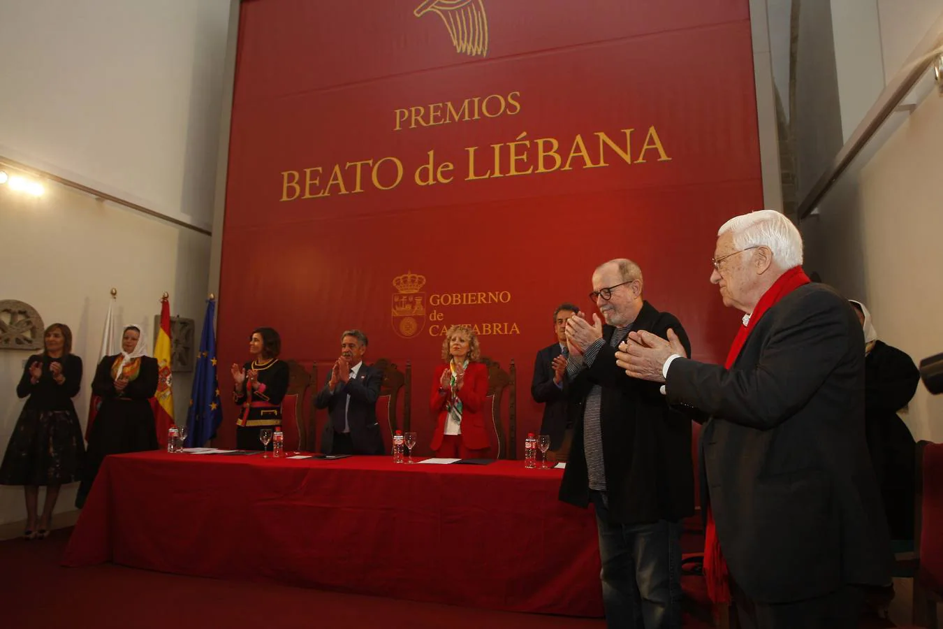 El cantautor cubano Silvio Rodríguez y el Padre Ángel han recibido la distinticón en Liebana de manos de Miguel Ángel Revilla.
