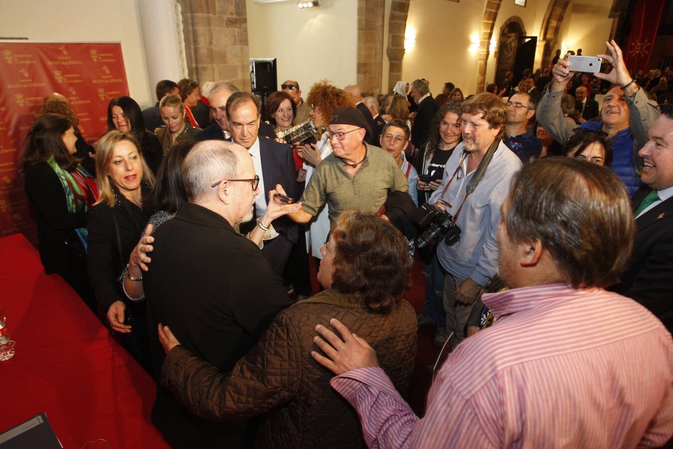 El cantautor cubano Silvio Rodríguez y el Padre Ángel han recibido la distinticón en Liebana de manos de Miguel Ángel Revilla.