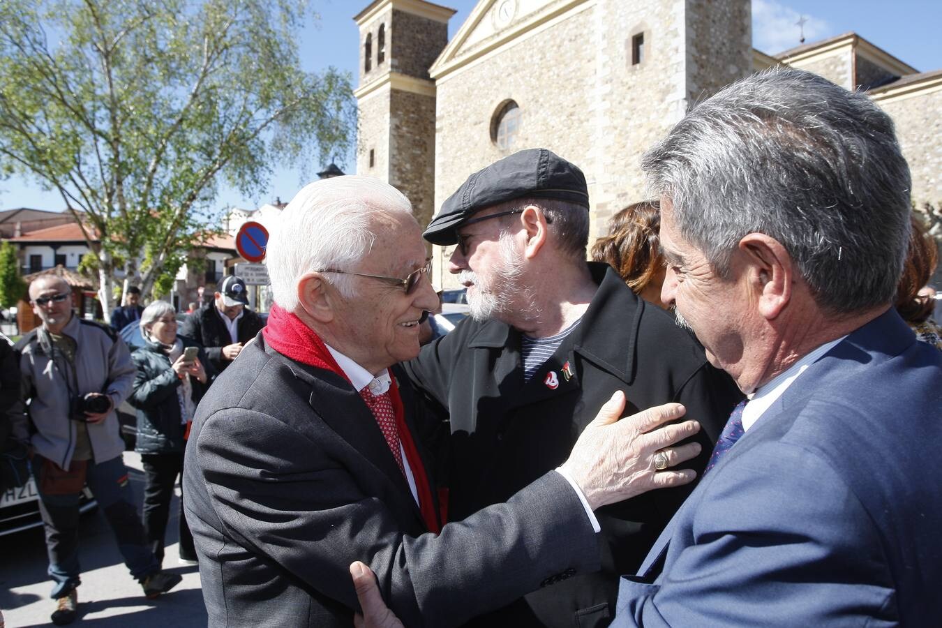 El cantautor cubano Silvio Rodríguez y el Padre Ángel han recibido la distinticón en Liebana de manos de Miguel Ángel Revilla.