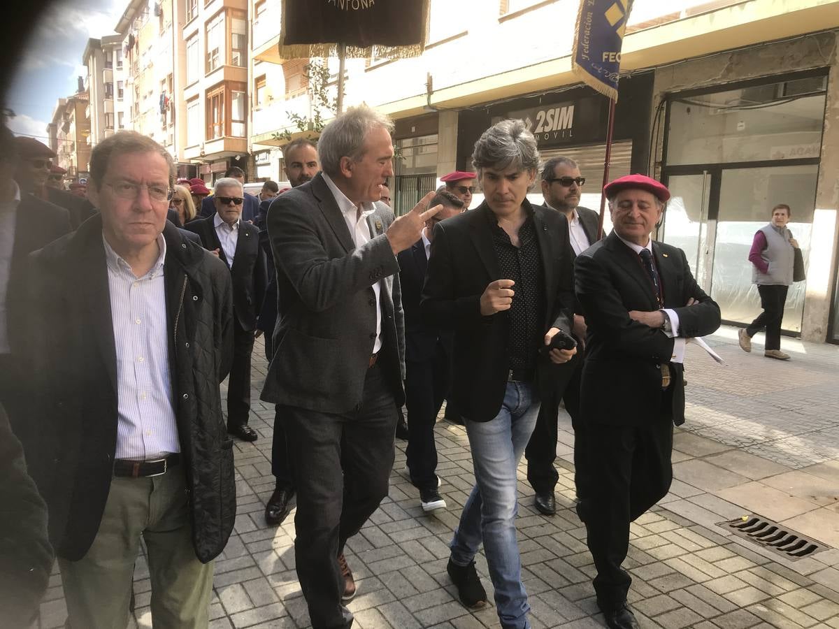 Andoni Goikoetxea charla con Nando Agüeros en el desfile de los cofrades.