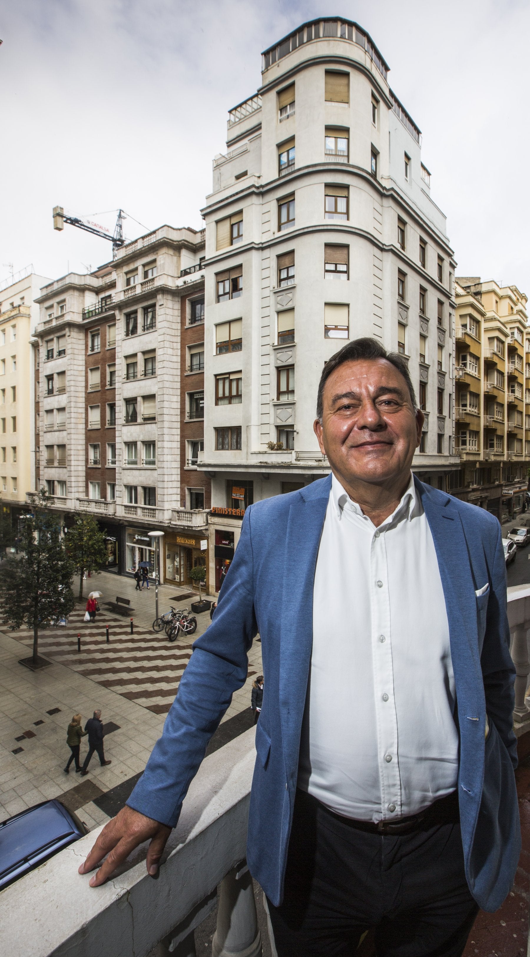 Gervasio Pinta, en la terraza de su despacho, en la santanderina calle Juan de Herrera. 