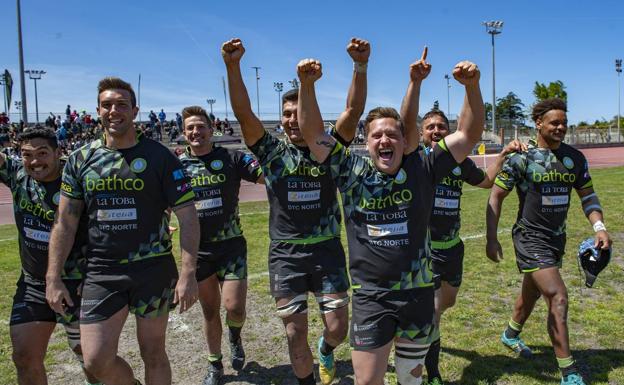 Los jugadores del Bathco celebran la victoria ante el Liceo.