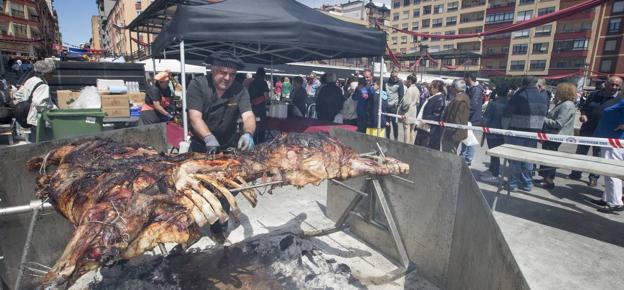 El asado tradicional de vaca es una de las principales atracciones de la fiesta.