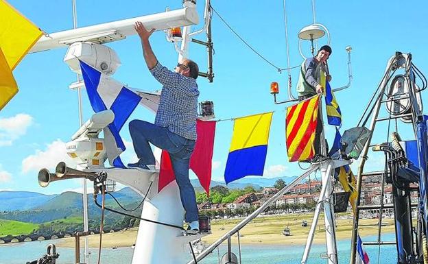 Los marineros estuvieron ayer engalanando los pesqueros para la procesión marítima de hoy. 