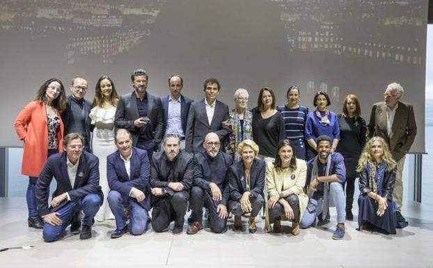 Premiados, invitados, autoridades y organizadores de la Semana posaron tras la gala en una foto de familia.