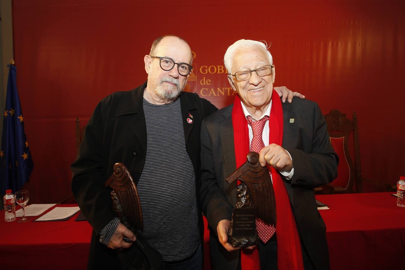 Imagen secundaria 2 - 1. Rodríguez firma partituras a la Camerata Coral de la UC. | 2. Brañaflor interpretó bailes y canciones tradicionales. | 3. Los dos protagonistas posan con los premios.